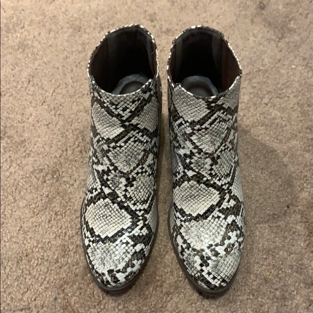 Cute Snake Skin Booties ♥️ LIKE NEW
